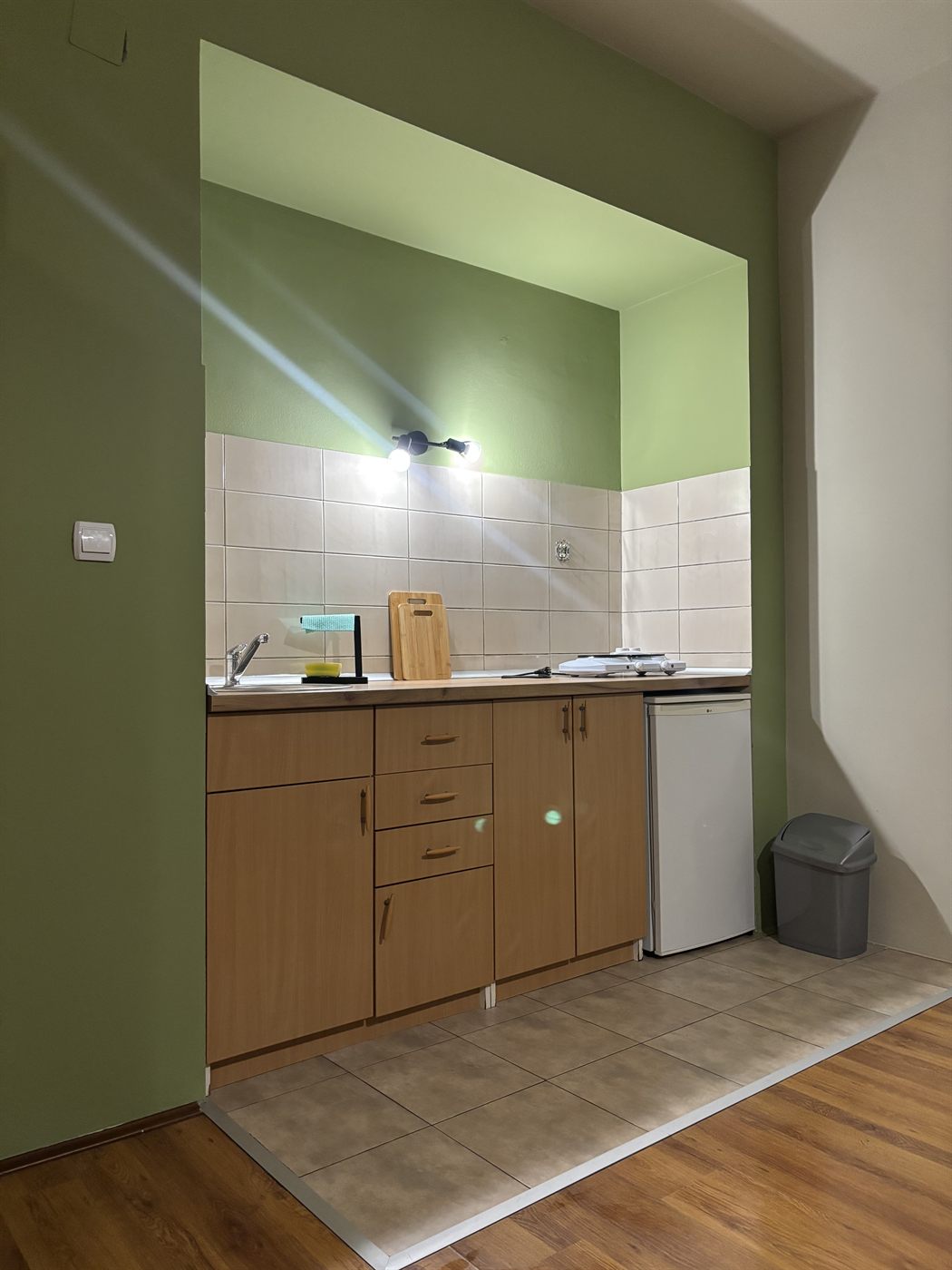 Kuhinjski deo apartmana sa radnom površinom i elementima za odlaganje
